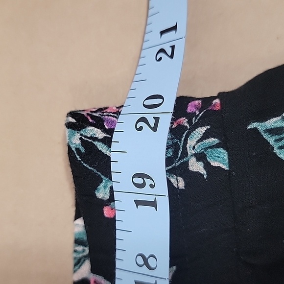 Torrid, Size 2 (2X, 18-20) 5 Inch Gauze High-Rise Short, Black with Pink Floral - Picture 5 of 13